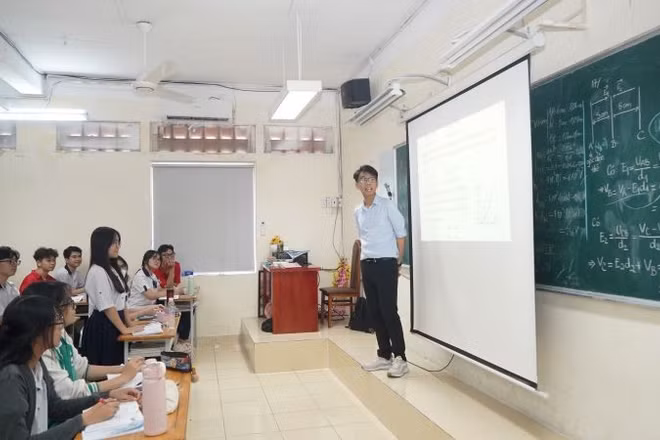 Học sinh Trường THCS-THPT Trần Đại Nghĩa trong giờ học. (Ảnh: THẾ ANH)