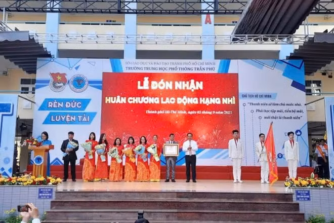 Đồng chí Nguyễn Văn Được, Chủ tịch Ủy ban nhân dân Thành phố Hồ Chí Minh trao Huân chương Lao động hạng Nhì của Chủ tịch nước cho tập thể Trường Trung học phổ thông Trần Phú.