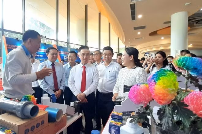 Đại biểu tham quan các gian trưng bày tại Lễ ra mắt Sàn Giao dịch công nghệ Thành phố Hồ Chí Minh phiên bản mới.