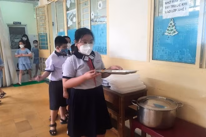 Học sinh Thành phố Hồ Chí Minh trong giờ ăn bán trú. (Ảnh minh họa)