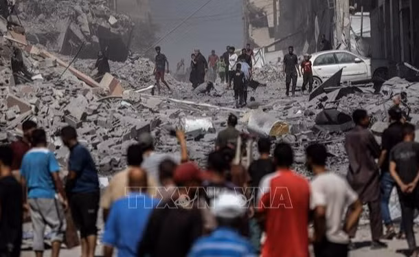 Đống đổ nát sau cuộc không kích của Israel xuống thành phố Gaza ngày 12/9/2025. (Ảnh: THX/TTXVN)