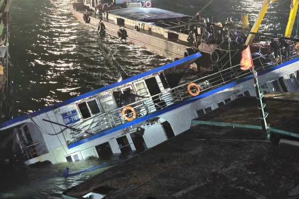 Tàu Vịnh Xanh 58 BKS QN 7105 bị lật chiều 19/7/2025 tại Hạ Long (Quảng Ninh) được trục vớt và đưa vào bờ.