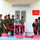 Lãnh đạo Công an tỉnh Khánh Hòa cùng gia đình chị Cao Thị Muỗi thực hiện nghi thức khánh thành và bàn giao căn nhà. (Ảnh: N.T)