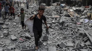 Cảnh đổ nát sau cuộc không kích của Israel xuống phía tây thành phố Gaza (Ảnh: TÂN HOA XÃ)