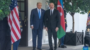 Tổng thống Mỹ Donald Trump chào đón Tổng thống Azerbaijan Ilham Aliyev tại Nhà Trắng, ngày 8/8/2025. (Ảnh: Xinhua)