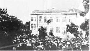 Nhân dân tham gia khởi nghĩa giành chính quyền ở thành phố Vinh tháng 8/1945. (Ảnh tư liệu: baonghean.vn)