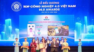 Đại diện PVCFC nhận biểu trưng vinh danh PVCFC đạt Top Doanh nghiệp khoa học và công nghệ, đổi mới sáng tạo và chuyển đổi số.