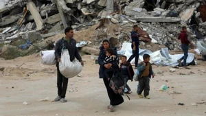 Người dân sơ tán tránh xung đột tại thị trấn Beit Lahia, Dải Gaza. (Ảnh: THX/TTXVN)