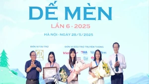 Trao Giải thưởng Thiếu nhi Dế Mèn năm 2025 cho các tác giả xuất sắc.