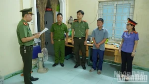 Cơ quan An ninh điều tra thi hành quyết định khởi tố bị can và lệnh bắt tạm giam đối với Nguyễn Khương Hoàng về tội “Trốn thuế”.