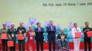Tổng Bí thư Tô Lâm và Thủ tướng Phạm Minh Chính trao quà tặng các Bà mẹ Việt Nam Anh hùng, người có công, nhân chứng lịch sử tiêu biểu tại chương trình Gặp mặt.