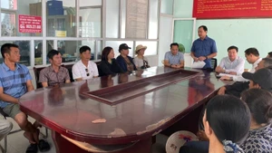 Cục trưởng Cục Thủy sản và Kiểm ngư Trần Đình Luân kiểm tra công tác chống khai thác IUU và thăm hỏi bà con ngư dân tại cảng cá Cái Rồng, đặc khu Vân Đồn, tỉnh Quảng Ninh. (Ảnh: LÊ QUÂN)