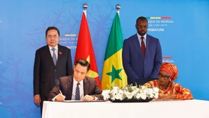 Chủ tịch Quốc hội Trần Thanh Mẫn và Thủ tướng Senegal Ousmane Sonko chứng kiến Bộ Ngoại giao Việt Nam và Bộ Hội nhập châu Phi và Ngoại giao Senegal ký kết Bản ghi nhớ về hợp tác. (Ảnh: TTXVN)