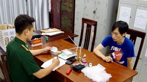 Bộ đội Biên phòng lấy lời khai ban đầu của đối tượng tàng trữ ma túy.
