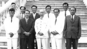 Chủ tịch Hồ Chí Minh và lãnh đạo Hội Những người viết báo Việt Nam (nay là Hội Nhà báo Việt Nam) tiếp Hội Nhà báo Khmer, năm 1958. (Nguồn: Bảo tàng Báo chí Việt Nam)