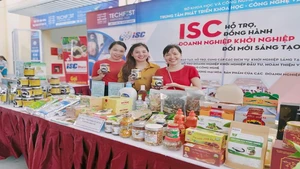 Hoạt động trưng bày, giới thiệu sản phẩm khoa học, công nghệ của Hải Phòng nhằm hỗ trợ doanh nghiệp khởi nghiệp. (Ảnh: HÀ LINH)