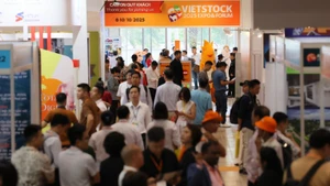 Đông đảo khách tham quan tham dự triển lãm Vietstock 2024.