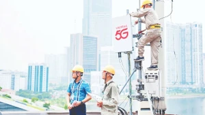 Các kỹ sư Viettel lắp đặt trạm phát sóng 5G.