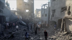 Cảnh tàn phá sau cuộc không kích của Israel tại Gaza. (Ảnh: THX/TTXVN)