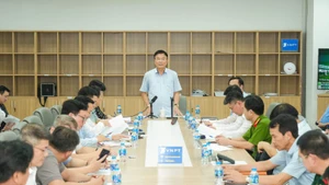 Các đại biểu dự buổi làm việc.