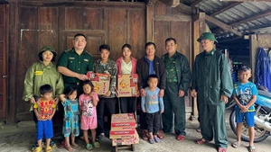 Bộ đội Biên phòng Pù Nhi cấp phát nhu yếu phẩm cho người dân ứng phó với mưa bão.