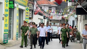 Giám đốc Công an thành phố Hà Nội và đoàn công tác đi kiểm tra thực tế đột xuất.