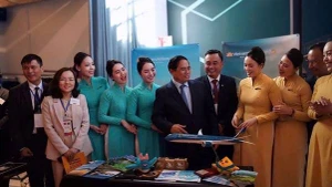 Doanh nhân Hồ Hồng, ECO-HHB (người mặc bộ vest trắng) chụp ảnh cùng Thủ tướng Phạm Minh Chính và đoàn Việt Nam tại Diễn đàn Kinh tế Việt Nam–Thụy Điển, Stockholm, 6/2025.