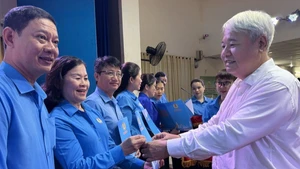 Ông Võ Khắc Thái, Chủ tịch Liên đoàn Lao động thành phố, trao quyết định kết thúc hoạt động Công đoàn cấp trên cơ sở. (Ảnh: HỒNG ĐÀO)
