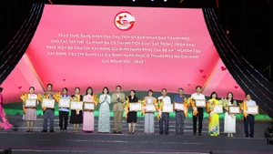 Các tập thể, cá nhân có thành tích xuất sắc trong triển khai, thực hiện đề án "Nghiên cứu xây dựng tiêu chí đánh giá gia đình hạnh phúc ở TP Hồ Chí Minh giai đoạn 2021-2030 được nhận bằng khen của UBND thành phố.