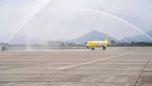 Nghi thức phun vòi rồng (Water salute) chào đón chiếc máy bay đầu tiên do Vietravel Airlines sở hữu.