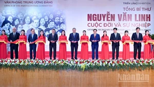 Tổng Bí thư Tô Lâm, các đồng chí lãnh đạo Đảng, Nhà nước và các đại biểu cắt băng khai mạc Triển lãm “Tổng Bí thư Nguyễn Văn Linh - Cuộc đời và sự nghiệp”. (Ảnh: ĐĂNG KHOA) 