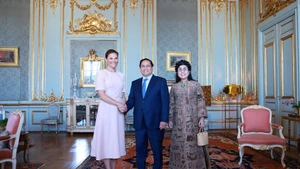 Thủ tướng Phạm Minh Chính và Phu nhân Lê Thị Bích Trân chào xã giao Công chúa Kế vị Victoria Ingrid Alice Désirée. (Ảnh: TTXVN)