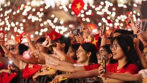 Đêm nhạc trở thành bản hòa ca của niềm tự hào dân tộc. (Ảnh: PHƯƠNG ANH)