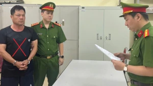 Cơ quan Cảnh sát điều tra, Công an tỉnh Sơn La thi hành các lệnh tố tụng đối với đối tượng Dương Đức Thắng.