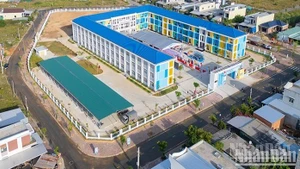 Trường tiểu học Bình Đông, một trong những ngôi trường đẹp và hiện đại nhất hiện nay tại tỉnh Quảng Ngãi.
