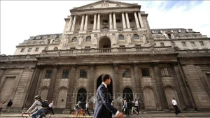 Quang cảnh bên ngoài trụ sở Ngân hàng Trung ương Anh ở London. (Ảnh tư liệu: THX/TTXVN)