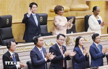 Chủ tịch nước Lương Cường phát biểu chính sách với các Nghị sỹ Quốc hội Angola. (Ảnh: LÂM KHÁNH/TTXVN)