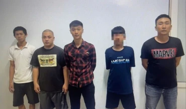 Các đối tượng liên quan đến vụ hỗn chiến giành khách vào ăn cơm trước cổng Bệnh viện đa khoa vùng Tây Nguyên vào sáng 2/6. (Ảnh: SỸ ĐỨC)