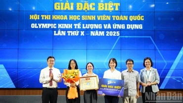 Đại diện Ban tổ chức Hội thi trao giải Đặc biệt tặng nhóm thí sinh xuất sắc.