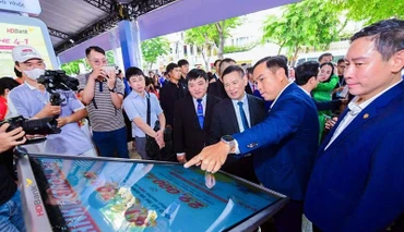 Phó Thủ tướng Chính phủ Hồ Đức Phớc cùng đoàn đại biểu cấp cao thăm không gian giới thiệu các giải pháp tài chính số của HDBank tại sự kiện.