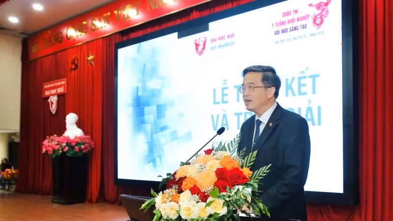 Professor, Dr. Nguyen Vu Quoc Huy, Acting Director of Hue University, delivered a speech at the closing ceremony of the competition. 1.jpg