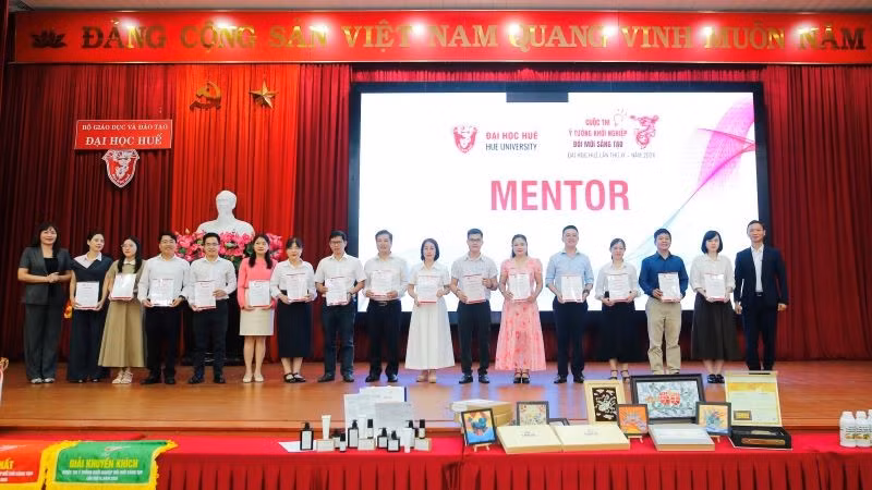 Leaders of Hue University presented certificates to the advisors at the competition. 6.jpg