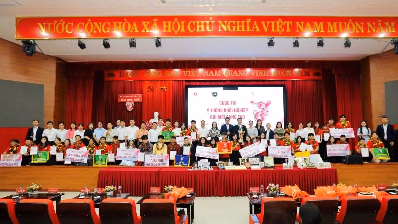 The delegates took a commemorative photo with the participating teams. 8.jpg