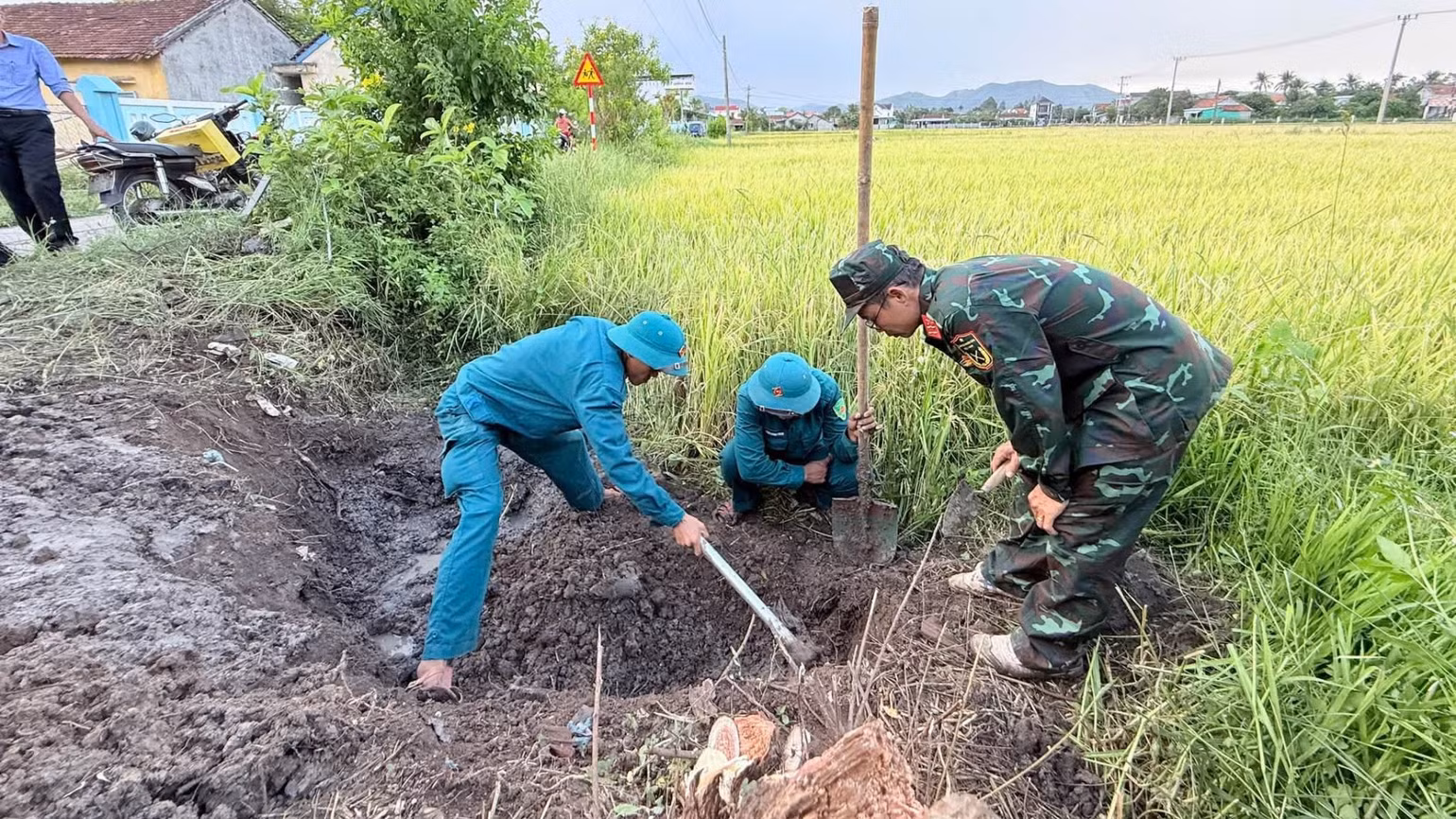 Ban Chỉ huy Quân sự xã Sơn Thành và Đội K51 đã tiến hành quy tập hài cốt liệt sĩ. (Ảnh: Quốc Khánh)