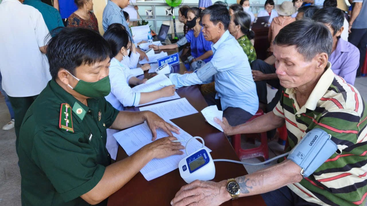 Bộ đội Biên phòng Đắk Lắk trao Nhà Đại đoàn kết và khám sức khỏe cho người dân khu vực biên giới