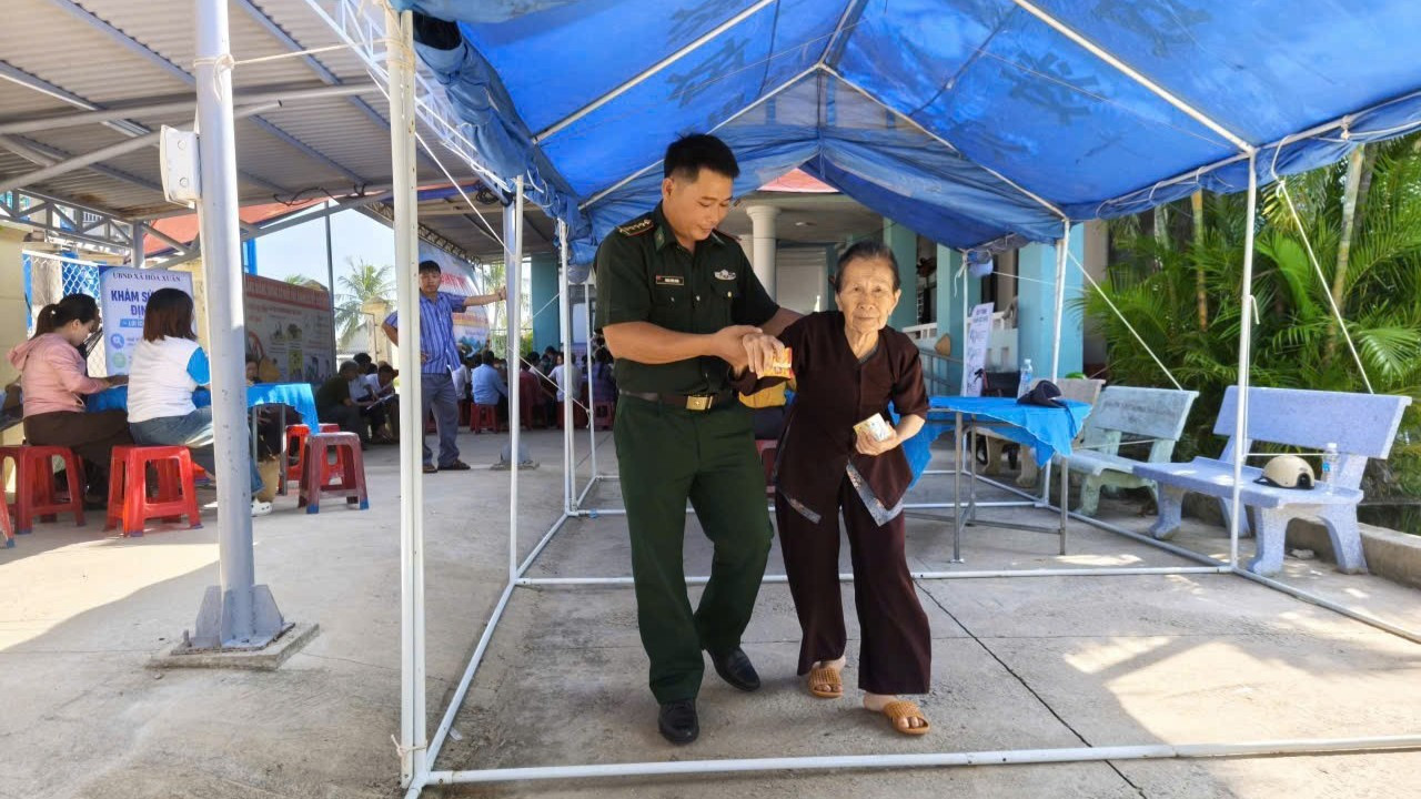 Bộ đội Biên phòng Đắk Lắk trao Nhà Đại đoàn kết và khám sức khỏe cho người dân khu vực biên giới