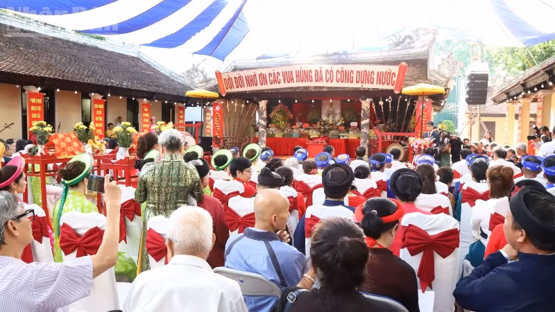 Đông đảo cán bộ và nhân dân tỉnh Đắk Lắk về dự lễ Giỗ Tổ các Vua Hùng năm 2026.