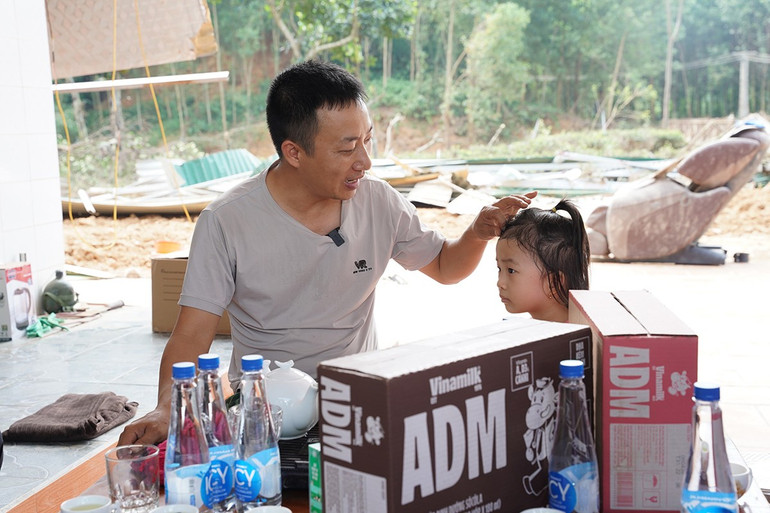 Anh Đoàn Khanh và con gái nhỏ trước ngôi nhà đã bị lũ cuốn trôi toàn bộ. (Ảnh: Tịnh Không) anh-12a.jpg