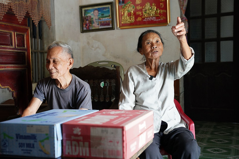 Ở Ninh Bình, bà Nguyễn Thị Lợi chỉ tay lên mái nhà vừa được lợp lại, nói: “Hôm đó gió lốc cuốn bay mái nhà, nước ào vào, cả nhà chỉ kịp chạy sang hàng xóm”. (Ảnh: Tịnh Không) anh-09.jpg