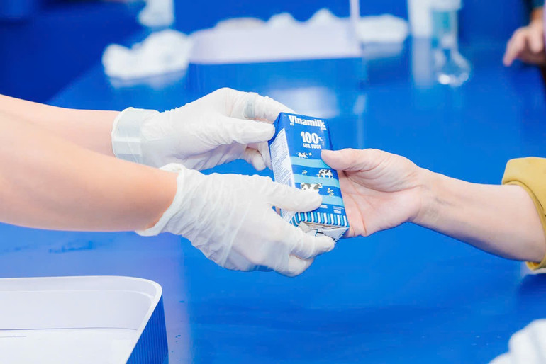 Các sản phẩm Vinamilk đến tay người tiêu dùng đều có thể truy xuất thông tin từ nguyên liệu đầu vào, quy trình sản xuất, đóng gói, vận chuyển đến điểm bán. (Ảnh: Vi Nam) anh-02a.jpg
